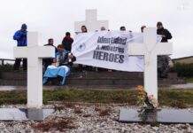 Los argentinos que flamearon la bandera nacional en el territorio usurpado podrán ser declarados “personas prohibidas”