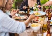 Cómo es la tabla que ayuda a medir el riesgo de contagio en una reunión social