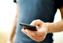 Condenan a un hombre por revisar el celular de su pareja