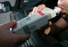 No quiso manejar borracho y se quedó a dormir en el auto