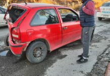 Chocó a un auto estacionado y se fugó