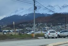 Quiso evitar un control y chocó: Una mujer quedó internada