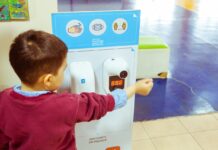 Instalan tótems sanitizantes y medidores de temperatura en todos los establecimientos educativos