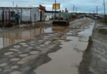 Máquinas viales y personal municipal trabajan en el mantenimiento de calles de ripio