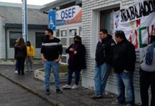 Trabajadores de la OSEF realizaron asamblea en la puerta del edificio