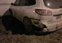 Lo chocaron, se deslizó el auto y terminó contra una pared