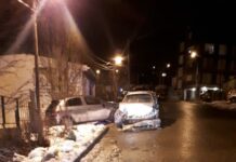 Chocó autos estacionados y se dio a la fuga