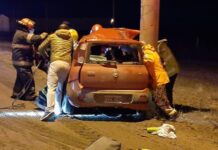 Chocó contra un poste de alumbrado público