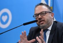 Kulfas y las salmoneras: “La prohibición lisa y llana es un error”