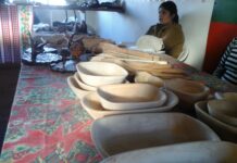 Nueva muestra de artesanías de madera de lenga