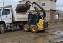 Máquinas viales y personal municipal continúan el trabajo en las calles de ripio