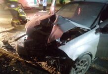 Chocó contra un poste de luz: Dos heridos