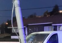 Se quedó dormido al volante y chocó contra un poste de luz