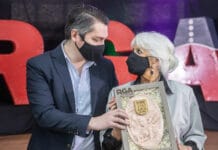 Perez homenajeó a los históricos trabajadores del Centro Cultural Alem