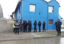 Roban a punta de arma de fuego un kiosco de Río Grande