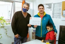 Gobierno otorgó un reconocimiento a un docente que le salvó la vida a un joven