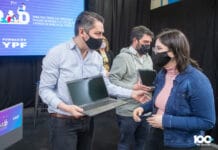 Perez acompañó la entrega de notebooks donadas por la Fundación YPF