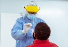 Las personas con síntomas o con contacto estrecho tendrán prioridad para hisoparse