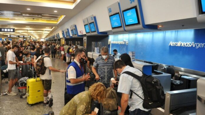 largas-filas-en-el-aeroparque___AvcxKMFtz_1256x620__1
