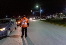 Desbarrancaron con el auto, lo abandonaron y se fueron caminando