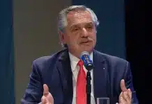 El Presidente encabeza un acto de firma de convenios, entrega créditos para viviendas y realiza un homenaje a los combatientes de Malvinas