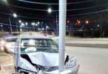 Se le reventó una cubierta y chocó contra un poste de luz