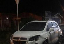 Chocó con un auto estacionado, dejó el auto y se fue