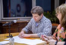 Melella firmó el contrato para conectar el gas a más de 800 familias