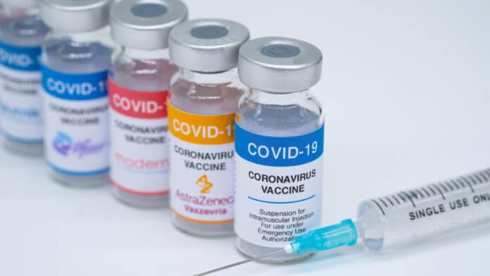 Estos-son-los-efectos-secundarios-mas-comunes-de-las-vacunas-de-Pfizer-y-AstraZeneca