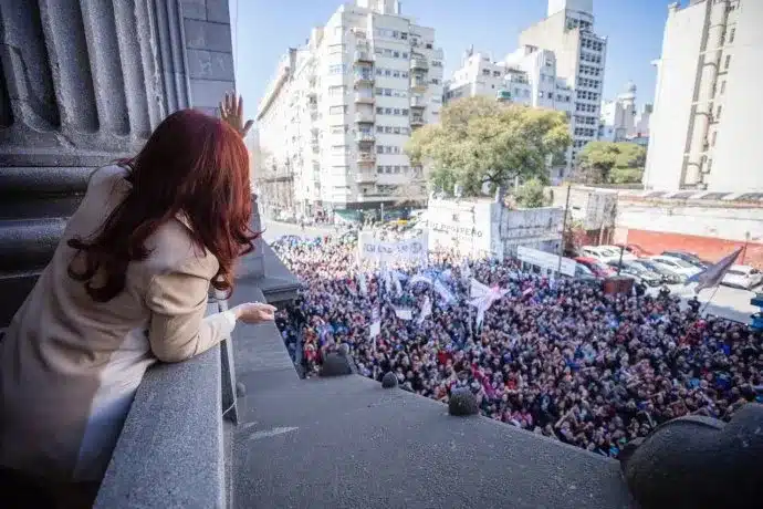 cristina-fernandez-kirchner-balcon-senadojpeg
