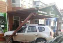 Quiso prender la calefacción pero apretó el acelerador: Terminó incrustada en un comercio