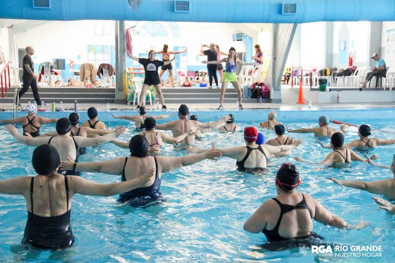 Comenzaron las clases de Aquagym para adultos mayores en la pileta Eva Perón