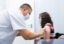 Covid: Tercer refuerzo para mayores de 50 o con factores de riesgo