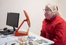 Comenzó la entrega de lentes recetados a adultos mayores
