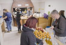 Asisten a los brigadistas que trabajan en el incendio de Tolhuin