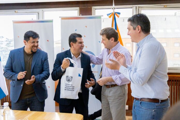 photo_4976619610384214694_y