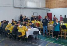 Voluntarios municipales asisten a los brigadistas