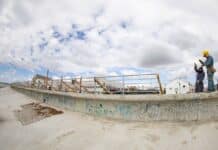 Instalan las barandas en el nuevo sector del muro costero de Río Grande