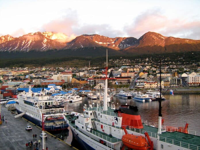 1200px-Ushuaia_port