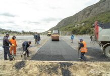 Avanzan los trabajos de asfalto para la cancha de césped sintético en Ushuaia