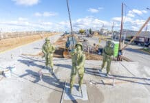 Restauraron las estatuas de los soldados y ya están en la Plaza Cívica