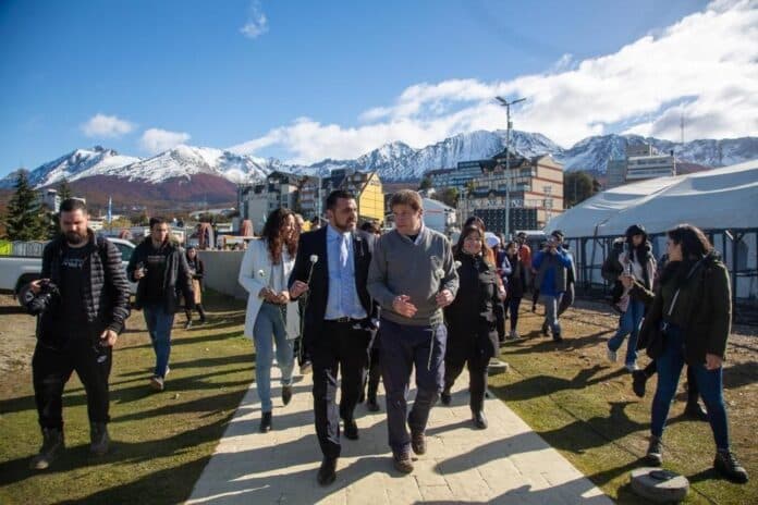 photo_4994854156032388009_y