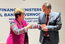 Argentina le paga al FMI sin usar dólares