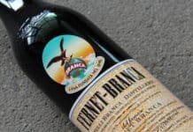 Se llevaban un Fernet y los detuvieron