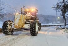 Trabajan en el despeje de nieve de las calles y circuitos