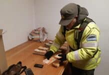 Incautan marihuana y dinero en efectivo transportados en un vehículo