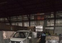 Detienen a tres hombres robando en un galpón