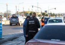 Llevaba a su hija al Aeropuerto, la señalaron como UBER, la denunciaron y la demoraron