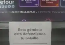 Carrefour dejó un cartel de queja en góndolas vacías