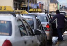 Taxistas de Ushuaia escracharon a una radio por darle voz a choferes de Uber